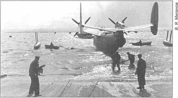 Спуск Бе-6 на воду в 318-м ОПЛАП ЧФ. Донузлав, 1965 г.