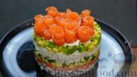 Потрясающе вкусный слоёный салат, который станет главным блюдом и украшением праздничного новогоднего стола. Все, кто любит суши и роллы, обязательно оценят!