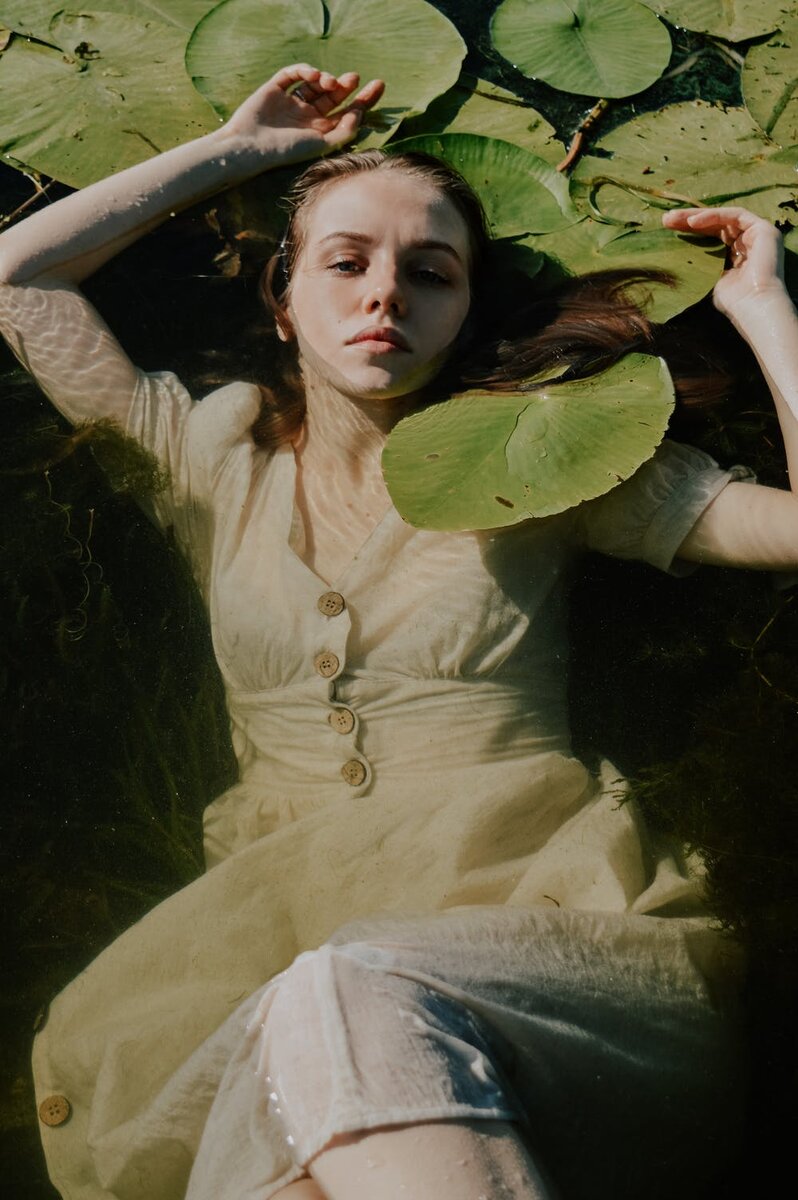 #психологчернышев "Дети могут страдать так же глубоко, как и взрослые. Слова "Все пройдет" для них бессмысленны, они в них не верят.  Не отмахивайтесь от их переживаний. Помогите им выстоять".