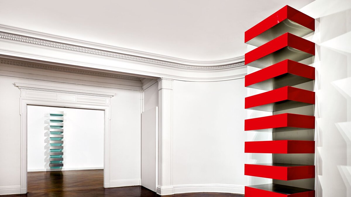 Ещё несколько образцов искусства, посвященного исключительно формам и миру неодушевленных предметов. На этом и следующем слайдах - скульптуры, или, я бы сказал, дизайн-объекты Дональда Джадда.  Их основная ценность в том, что раньше такого никто не делал. Это относится и ко многим другим мастерам Contemporary art.