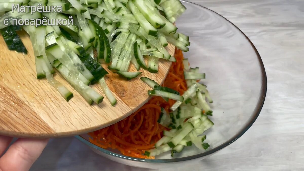 Салат матрешка с копченой курицей и грибами