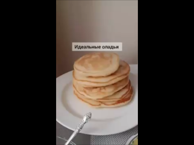 Один стакан кефира подогреть (чтобы он быль чуть ГОРЯЧИМ, а не теплым). Добавить яйцо, щепотку соли, сахар и все хорошо перемешать венчиком.