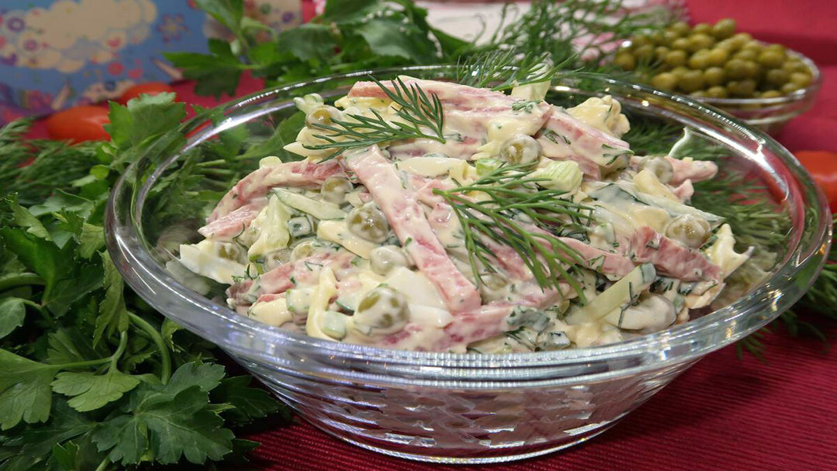 Салат с колбасой и овощами