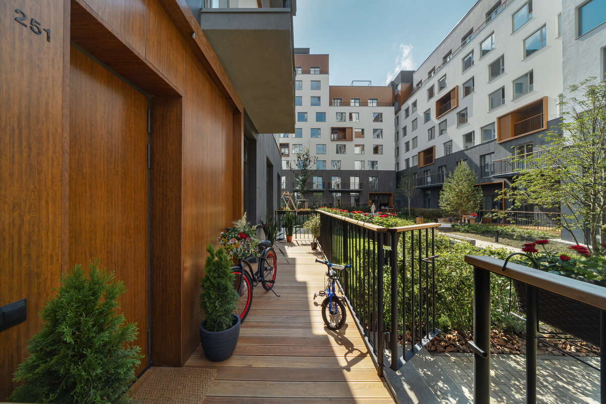 Небольшая терраса перед входом в квартиру служит буфером между общественной и приватной территорией