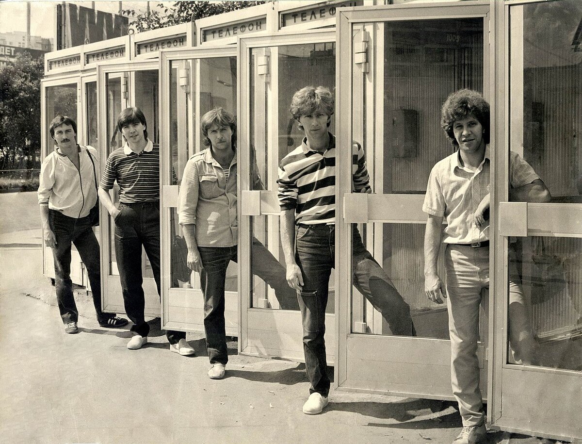 группа Телефон. Сюткин второй справа. фото из интернета