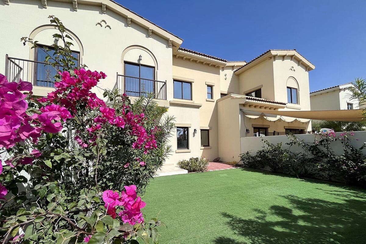 Топ самых доступных сообществ для аренды собственного отдельного дома с садом в Дубае.