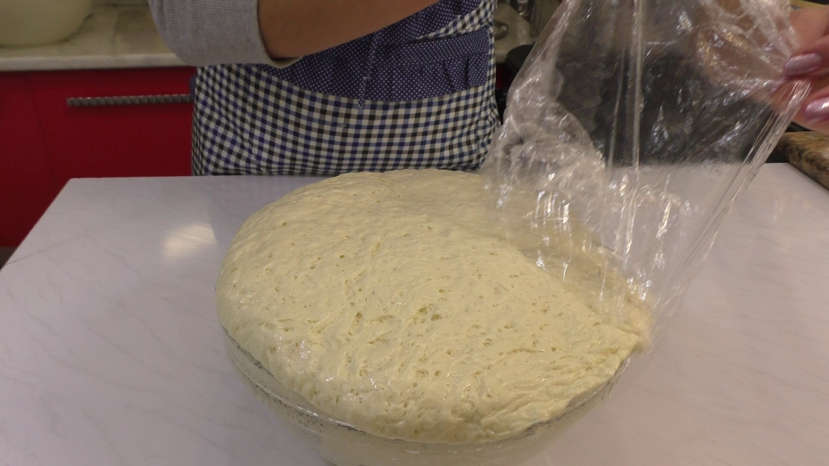 Подогретое тесто, стало быстро подходить