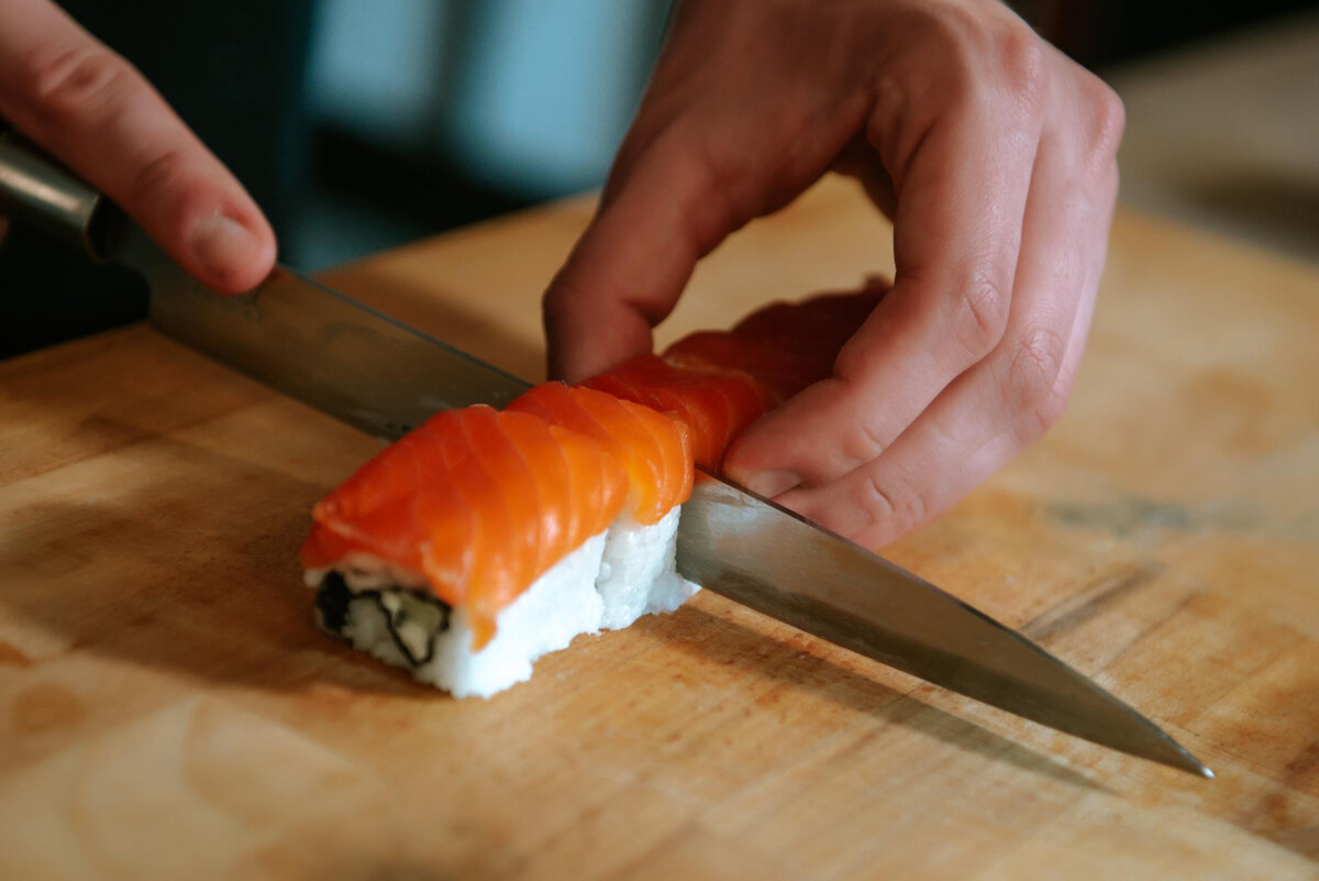 Острый нож для нарезания роллов