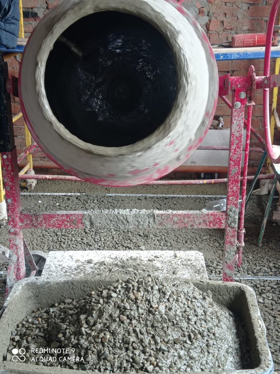 Готовим раствор в бетономешалке . Рецептура та же : два цемента , три песка , четыре щебня . Не забываем про мыло , оно дает раствору пластичности и фибру , она даёт раствору крепости . Воду добавляем по необходимости. 