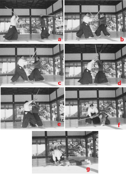 Рис. 11-1. Сочетание кэндзюцу и дзюдзюцу. В этой технике представители Такэноути-рю сталкиваются в типичной для кэндзюцу манере (фото a и b). Поскольку они слишком близко, чтобы использовать меч в более ортодоксальной манере кэндзюцу, оба пытаются выйти из тупика и толкают друг друга то, что в современном кэндо известно как цуба дзэриай (фото c). Фехтовальщик слева заставляет противника поднять руки вверх (фото d). Затем он освобождает хват рукояти правой рукой и вместо этого хватает противника за правый локоть, а затем делает шаг вперед левой ногой, чтобы смести ногу противника (фото e). Правая нога противника сметается, после чего он вынужден опуститься на пол (фото f), где его затем удерживают (фото g).