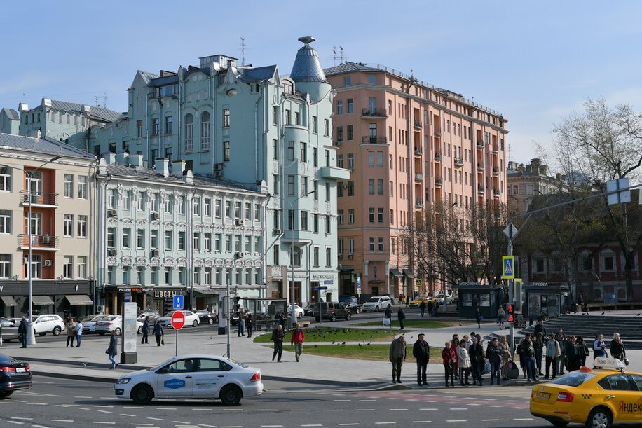 Дом с перевернутой рюмкой на крыше москва