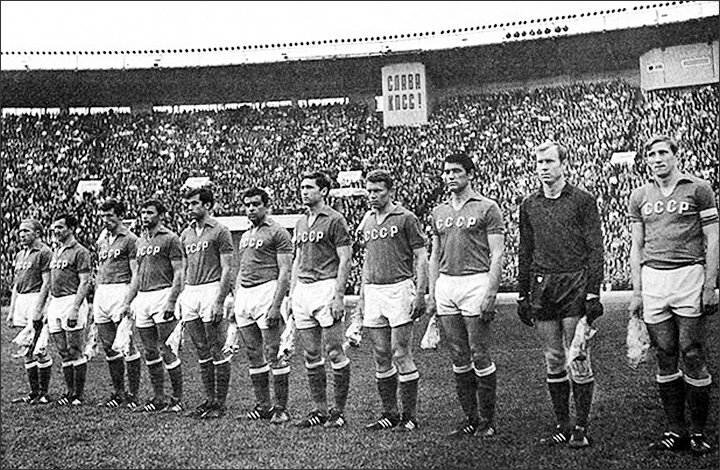 Сборная СССР перед матчем (справа налево): Альберт Шестернёв, Юрий Пшеничников, Валерий Воронин, Анатолий Банишевский, Валентин Афонин, Муртаз Хурцилава, Виктор Аничкин, Анатолий Бышовец, Владимир Капличный, Игорь Численко, Геннадий Еврюжихин