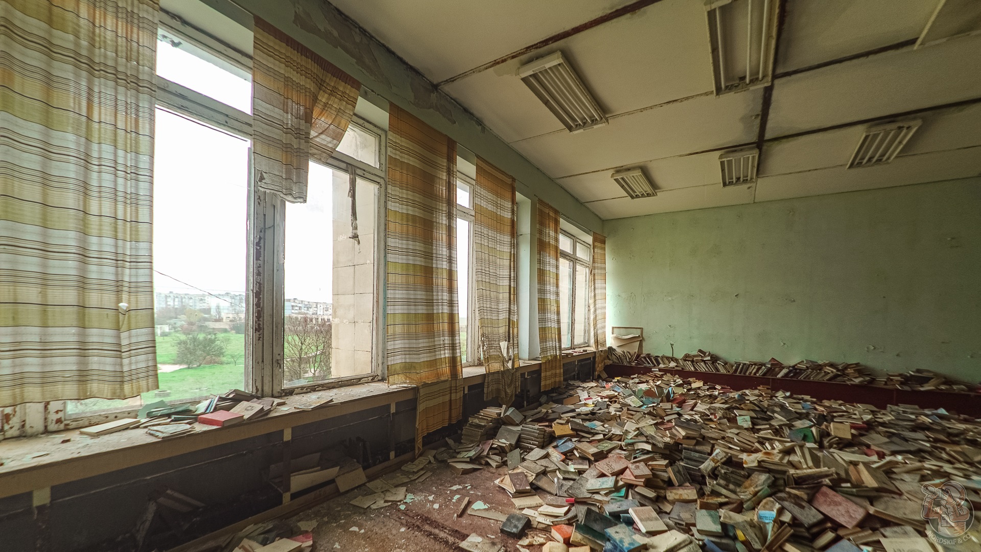 Как в страшном сне: во что превратилась библиотека в заброшенном советском Доме Офицеров?3