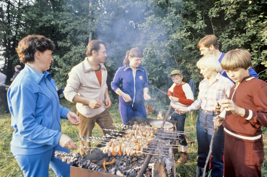 Члены экипажа космического корабля "Союз Т-7" Леонид Попов (второй слева), Светлана Савицкая (третья слева), Александр Серебров (третий справа) на отдыхе (1982 год)
