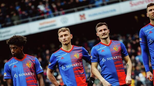    Футболисты "Базеля". В центре - Федор Чалов© Фото : Twitter ФК "Базель"