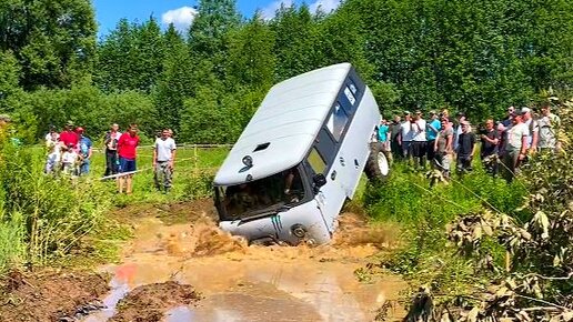 УАЗ БУХАНКА втыкается в яму и пытается выехать