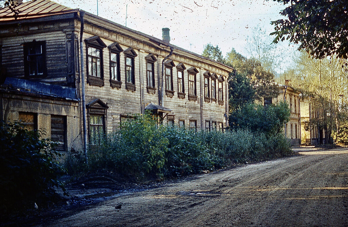 на фотографии была изображена маленькая улица