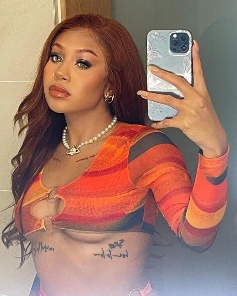  Отметим, что футболист "Арсенала" якобы насильно присовывал дамочкам в разное время, не одновременно.

Изначально мужик принял ислам, чтобы угодить своей невесте, и даже сменил имя. Но потом Партей передумал жениться - его невеста (на первом фото) дико разозлилась и начала шантажировать Томаса, обвиняя его в изнасилованиях.

Казалось бы, ну с кем не бывает, как говорится. Но случился еще один эпизод - гораздо интереснее.

На днях некая подруга (на втором фото) публично заявила, что Партей уговорил ее поехать с ним в отпуск, а когда она сильно набухалась (была в бессознательном состоянии, как пишет), то хавбек "канониров" начал бить ее членом по лицу, а потом изнасиловал.

Вот таким затейником оказался Томас. Ему пришлось заплатить этой женщине 200 тысяч фунтов за неразглашение этой инфы, но подруга вчера слила в Сеть подробности такой романтической поездки.

Что ждет Партея - отправится ли он за решетку вслед за Менди, пока неизвестно.
