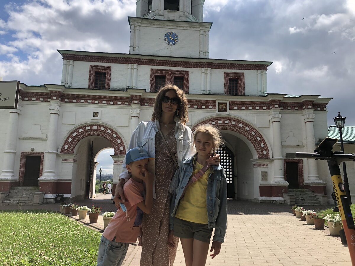 Коломенское. Фотографии в статье из нашей прошлогодней поездки в Москву. В этот раз едем точно таким же составом с мамой, только "пузожитель" переместился в коляску :)