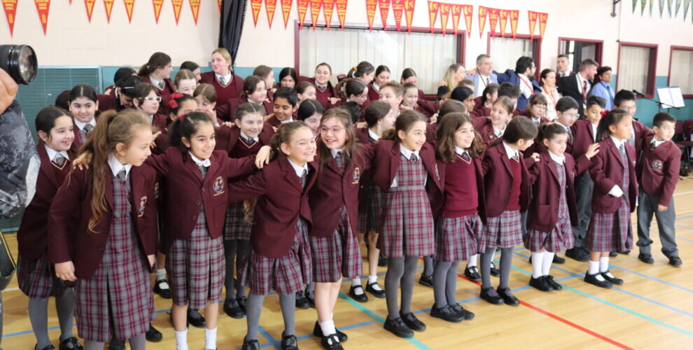 Источник фото: https://www.oakleighgrammar.vic.edu.au/oakleigh-grammar-farewells-father-george-in-song-and-dance/