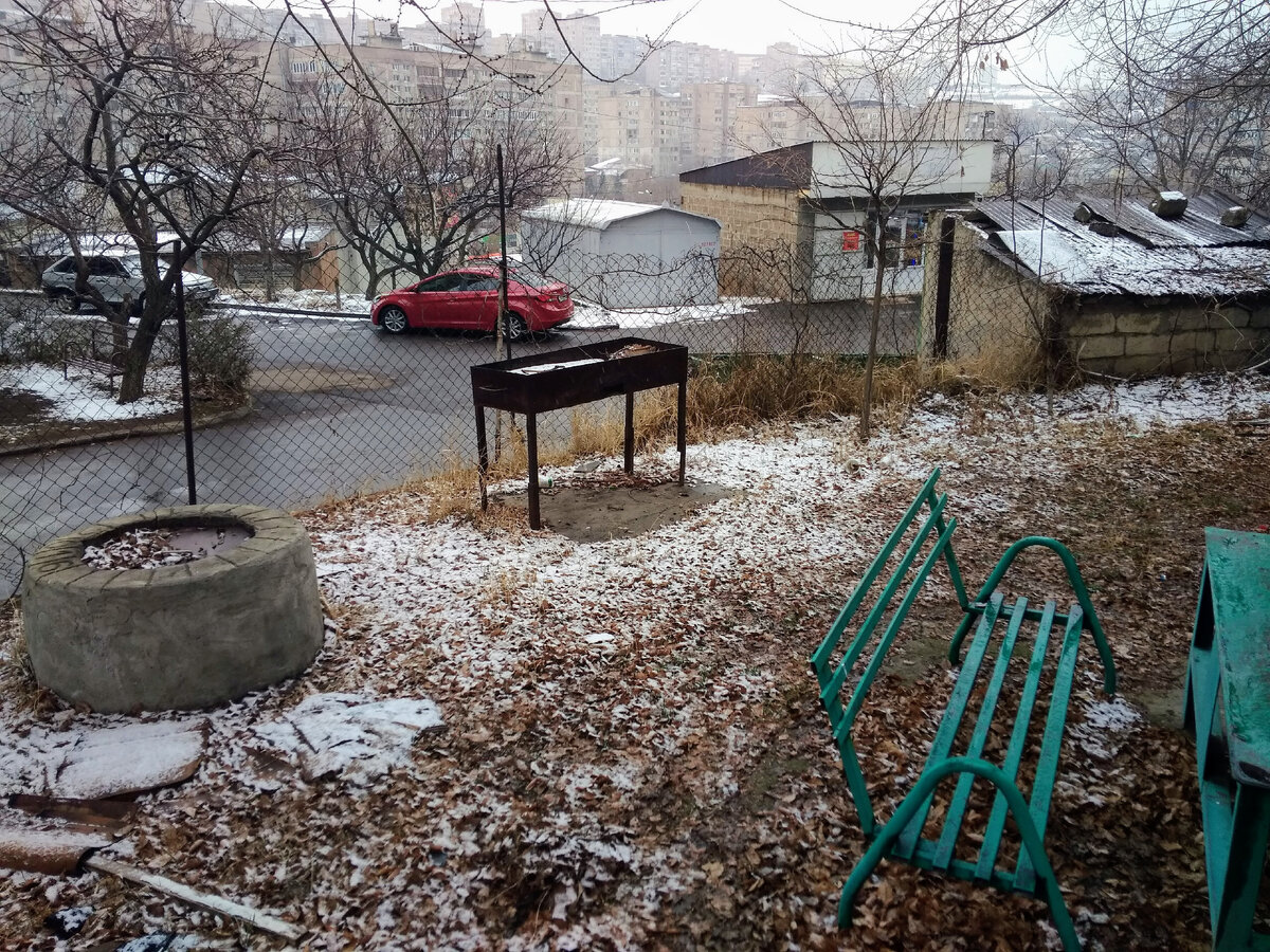 Мангал можно встретить практически в каждом дворе Еревана и в свободном доступе для всех желающих.