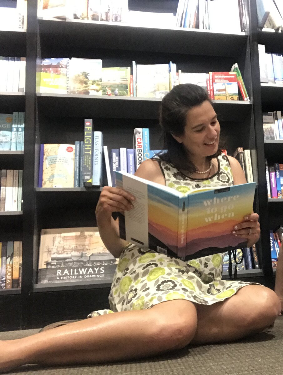 В книжном можно и присесть. Часто в книжном стоят диваны и кресла, но в нашем маленьком книжном они не поместились, поэтому приходится садится на пол. Фотография из личного архива. 
