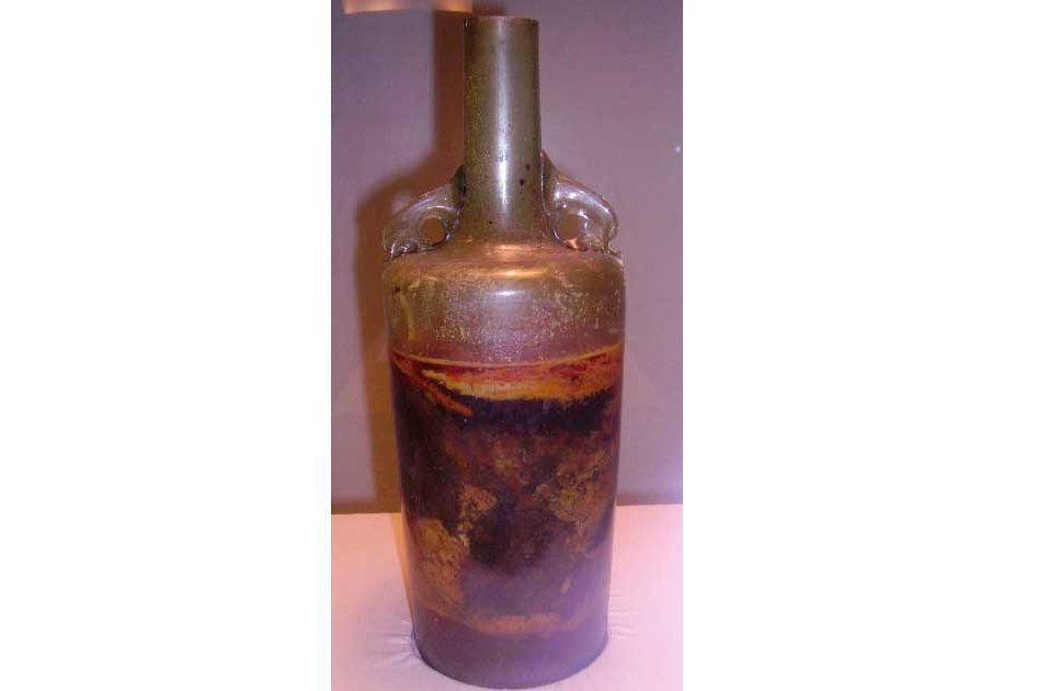     Древнейшей бутылке вина уже 1700 лет — ученые уверяют, что его можно пить!