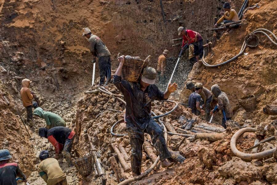 Добыча алмазов в Индонезии/ © Getty Images, Ulet Ifansasti