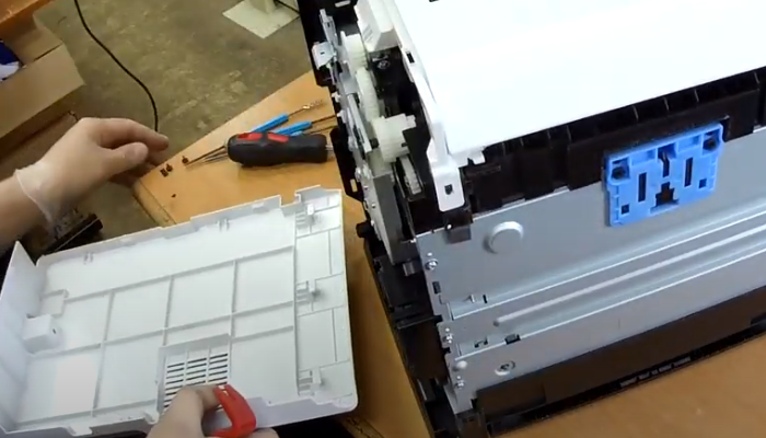 Фото 35. Выкручиваем винты