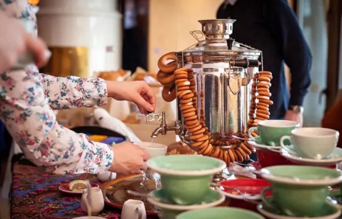 Друг самовара. Семейное чаепитие. Чаепитие с самоваром. Чайная церемония с самоваром. Традиция чаепития с самоваром.