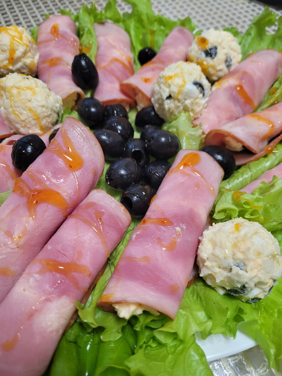 Соус для краоты или кетчуп.