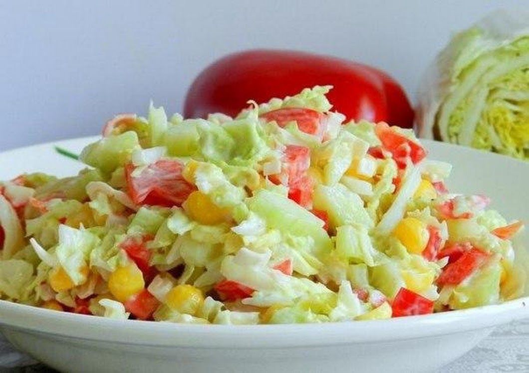 Салат из пекинской капусты с крабовыми палочками и кукурузой