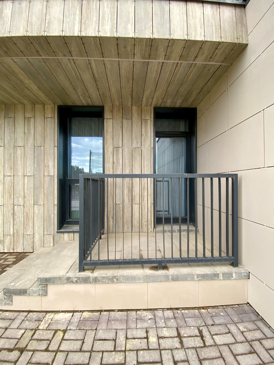 Все студии Спортивной деревни на первом этаже, с отдельным входом, он же балкон