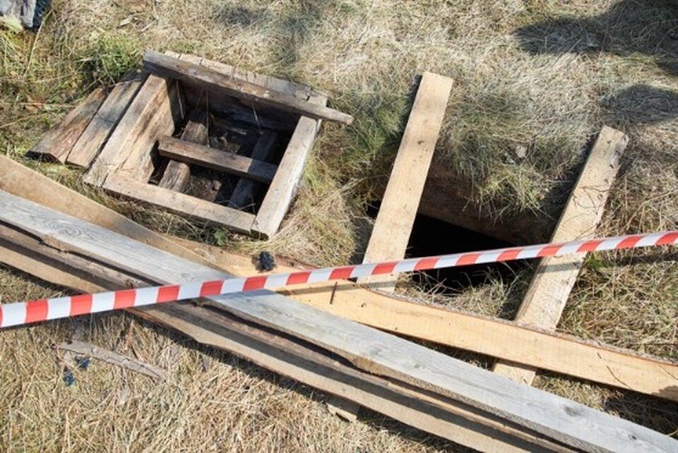     Вероятнее всего, девочка провалилась не в люк водоема, а в яму, образовавшуюся рядом. Николай ОБЕРЕМЧЕНКО