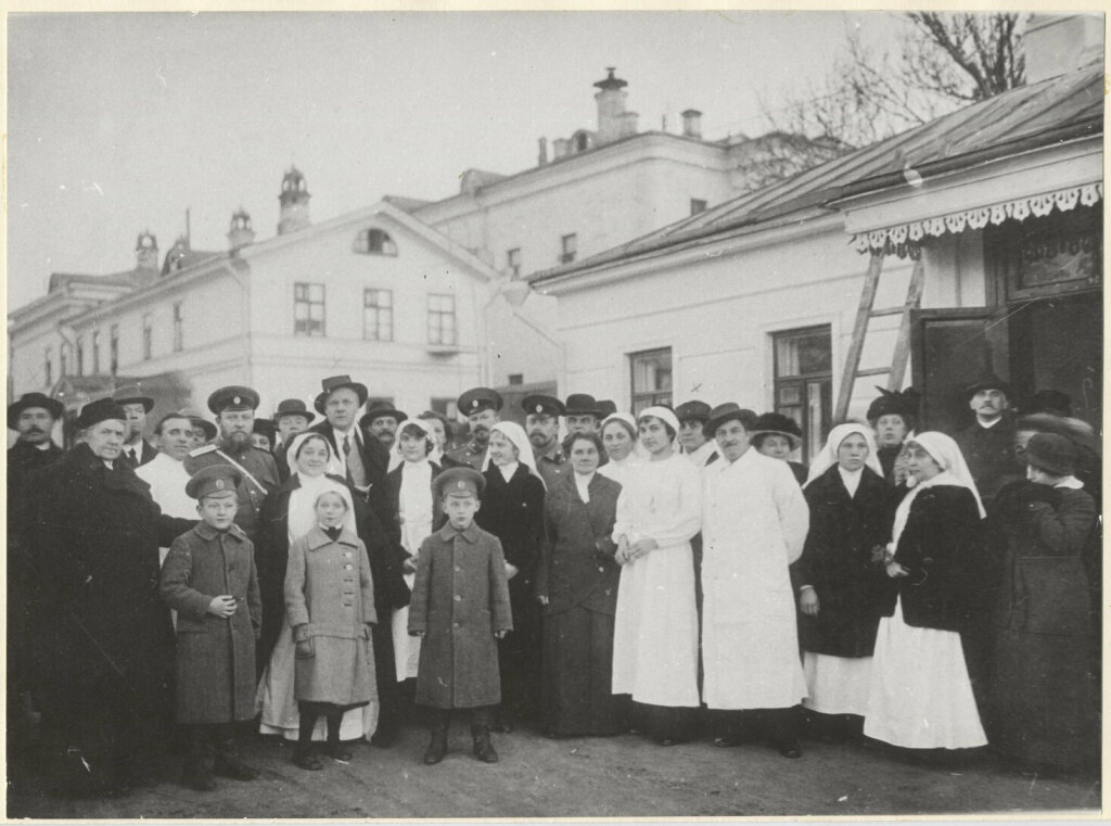 День открытия госпиталя на Новинском бульваре в Москве 8 октября 1914 года. Фотопозитив из фонда Музея музыки. Источник: https://music-museum.ru/edu/publications/stati/cherkasskaya-zh.i/voennyij-gospital-v-dome-fedora-ivanovicha-shalyapina-na-novinskom-bulvare.html