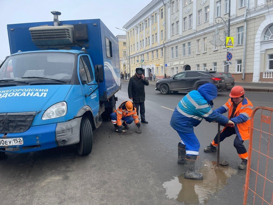     На месте происшествия работают сотрудники водоканала. Фото: Нижегородский водоканал.