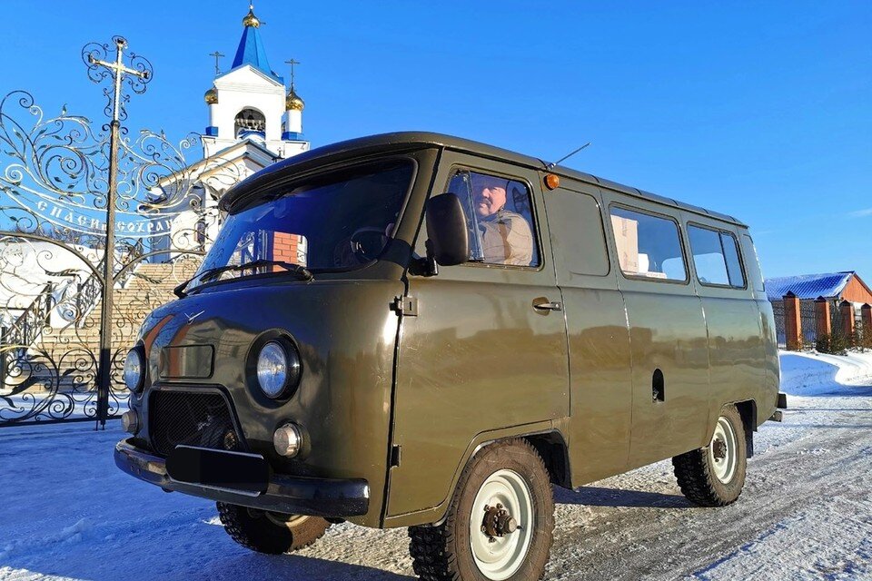     63-летний инженер насолил сала для военнослужащих и уже загрузил машину гуманитарной помощью. Фото: Алексей Носов.