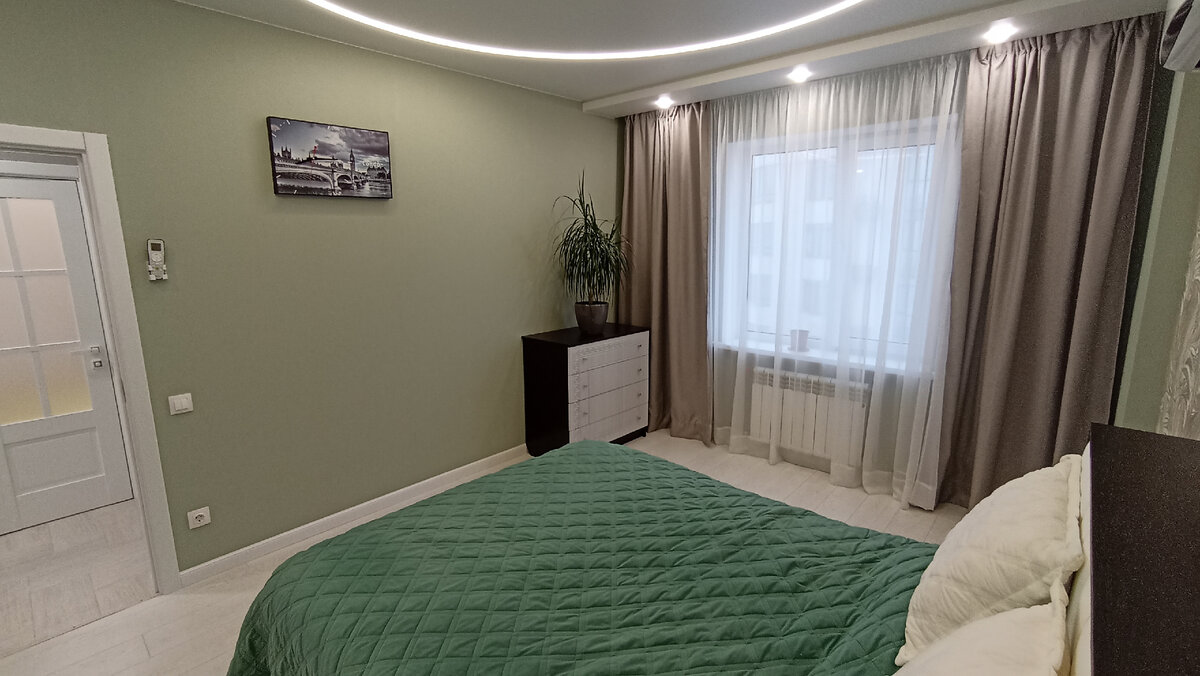 Моя спальня (кстати я поймала себя на мысли, что в первый раз фотографирую её с такого ракурса) 