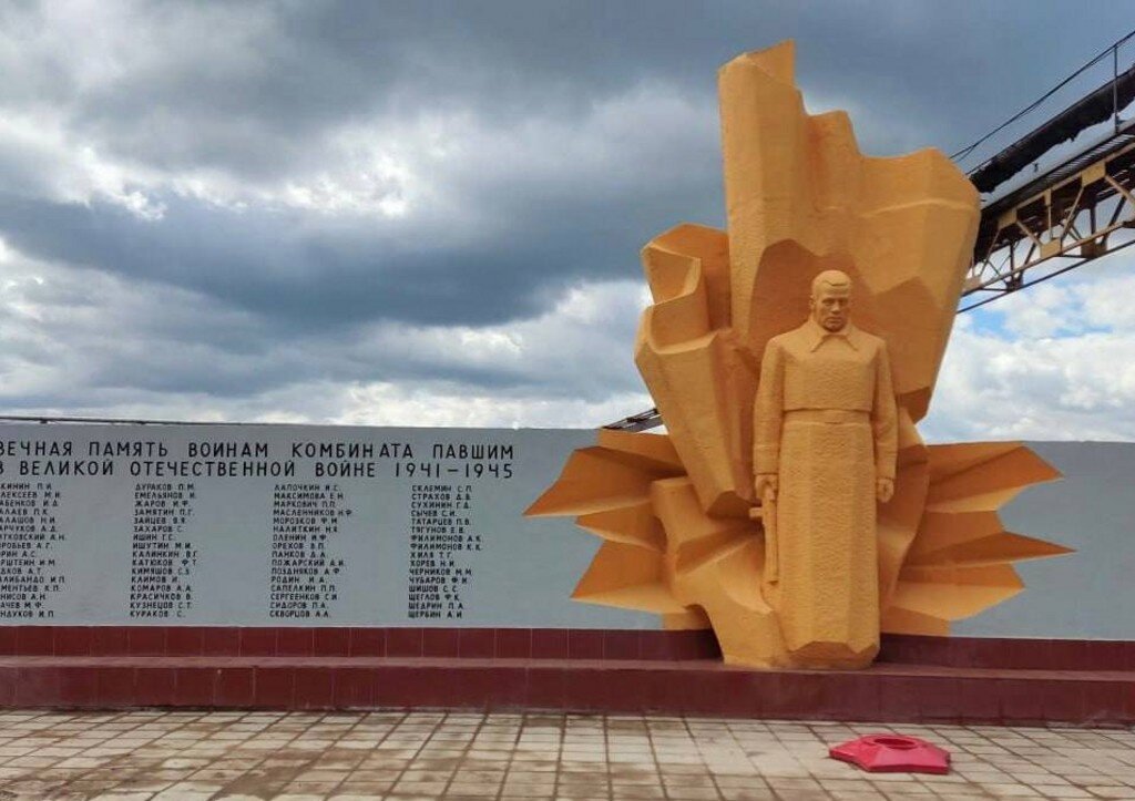 Так выглядел монумент до разрушения.