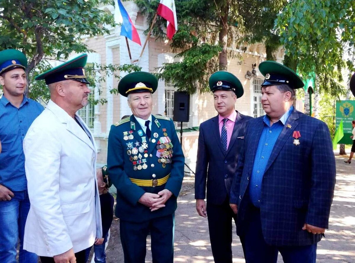 28 мая 2019 год. с полковником Н.П.Трояном в школьном музее пограничников. Село Новая Алексеевка, Базарно-Карабулакский район, Саратовская область.