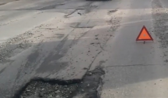    Попавшей в дорожную яму автомобилистке не удалось взыскать убытки с местных властей