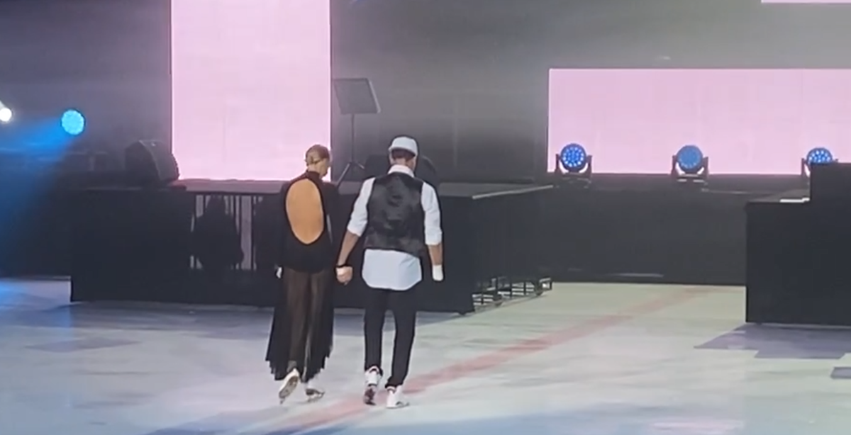 Роман Костомаров и его жена Оксана Домнина во время ледового шоу в Сочи.