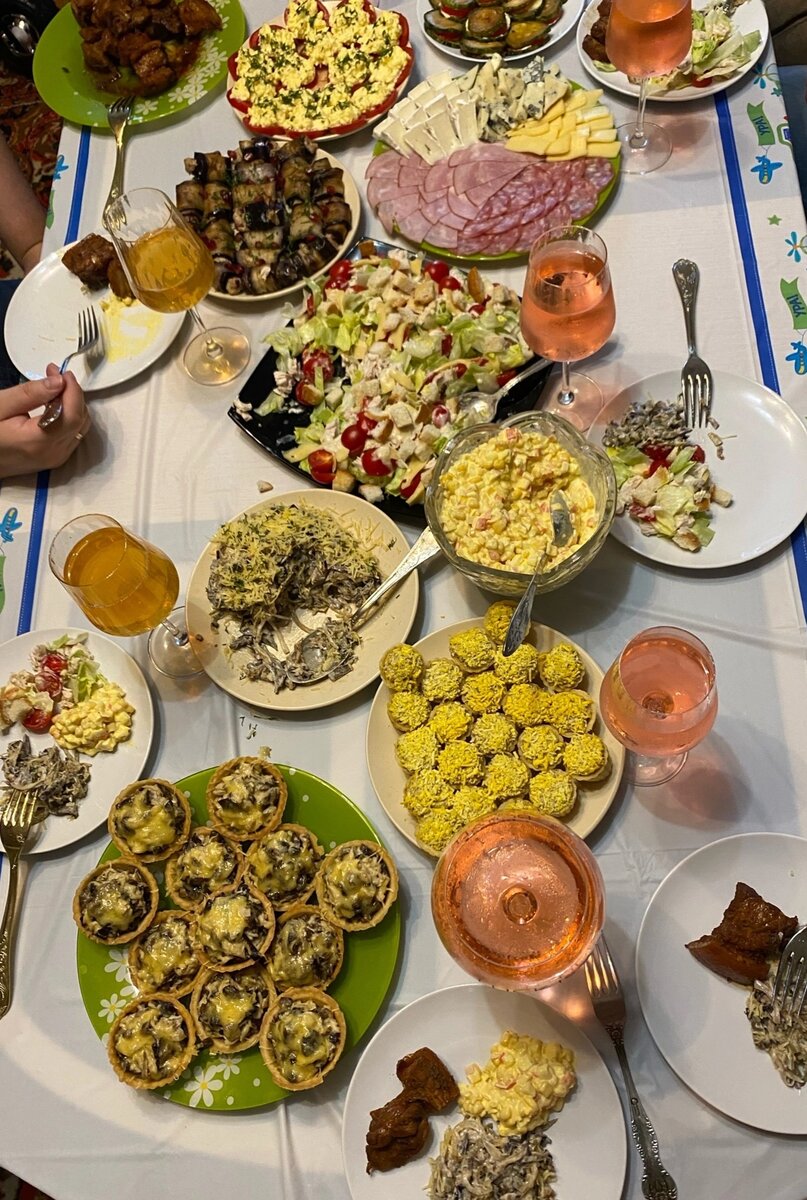 Как обычно, еле успела сфотографировать стол в начале застолья))))