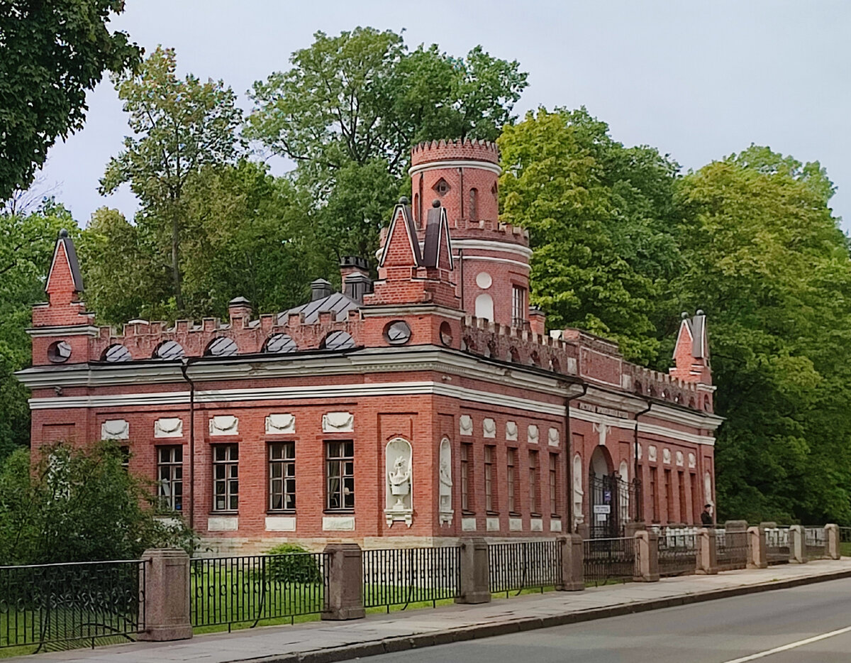 Мой автобус шел мимо второго, не центрального входа, но мне туда и надо было