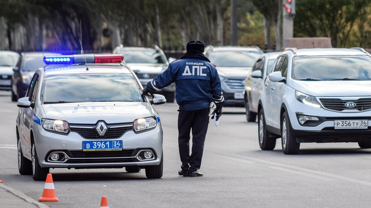     На трассе под Волгоградом в результате столкновения двух автомобилей пострадал инспектор ДПС, сообщили в региональном Главке МВД.