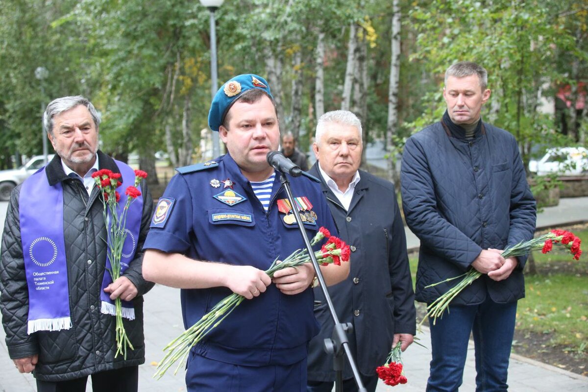 В воскресенье, 3 сентября, в Тюмени на площади имени Ивана Губкина у мемориала жителям Тюменской области, погибшим в локальных войнах и вооруженных конфликтах, прошло памятное торжественное...-4