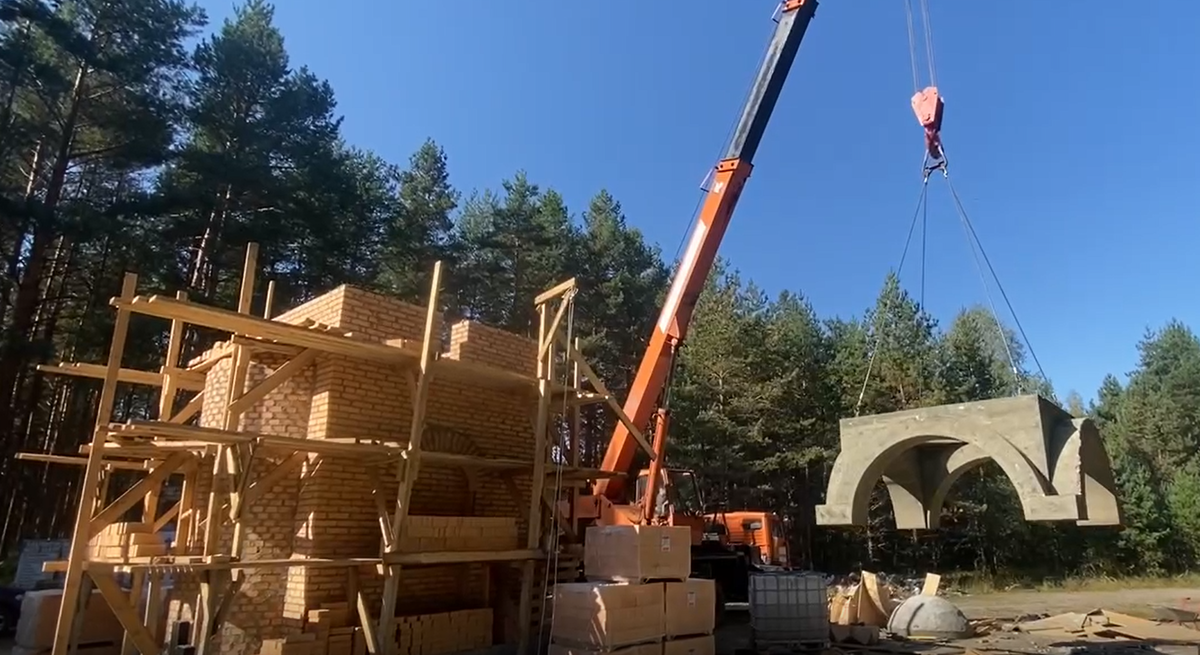 Идёт монтаж силовой конструкции купола часовни имени Святого Тимофея. 