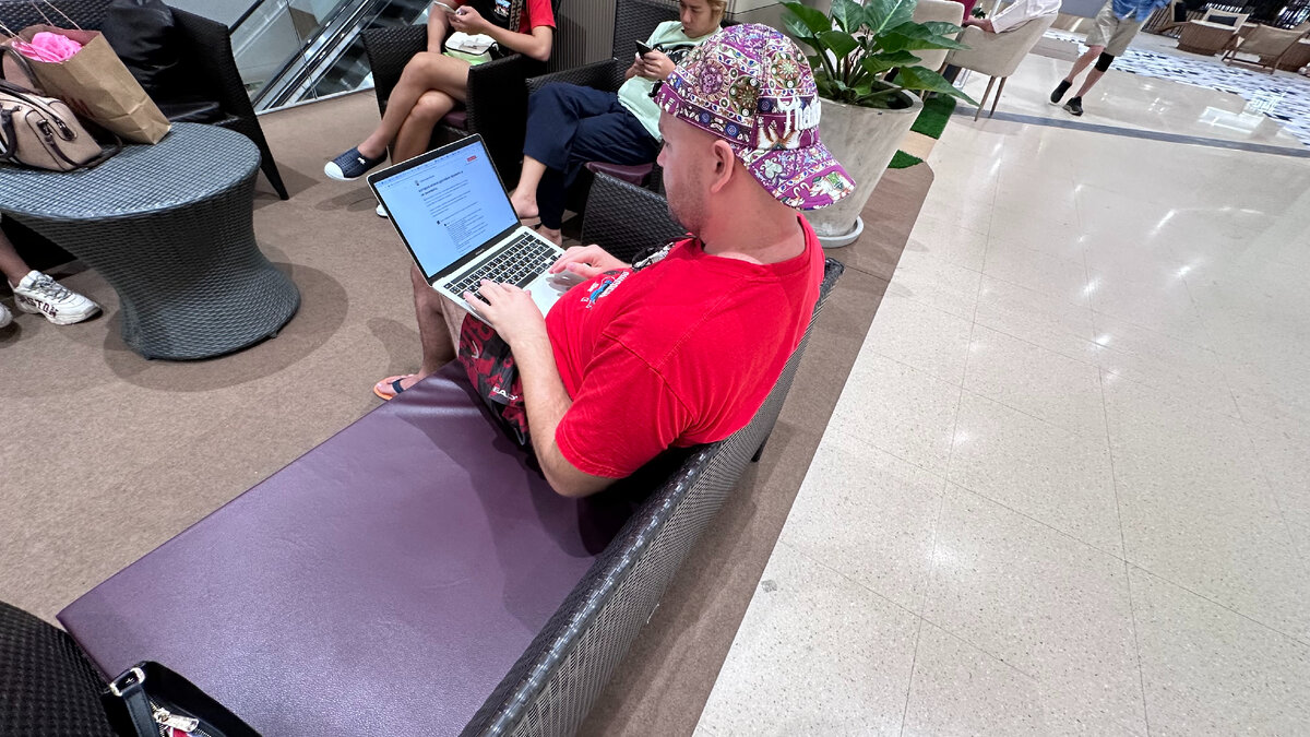 Василию достойной работы не нашлось, а перекладывать бумажки надоело. Теперь Василия пальцы кормят.