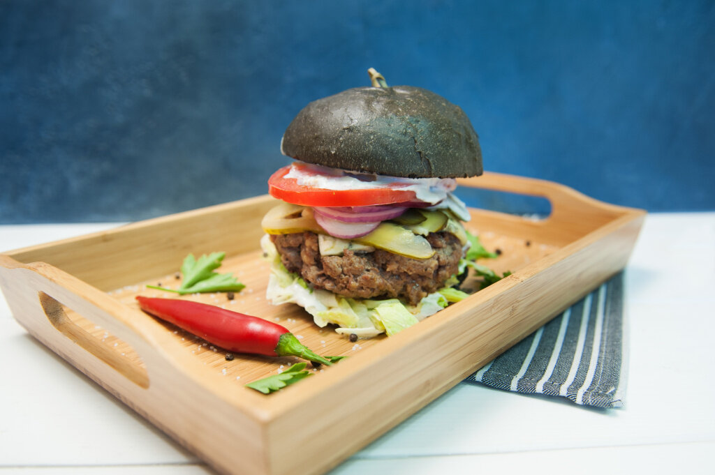 На 22 порции: 
Тесто:
• мука пшеничная – 1 кг 012 г
• соль – 15 г
• сахарный песок – 103 г
• дрожжи свежие – 50 г
• сливочное масло – 50 г
• чернила каракатицы – 30-40 г
• вода – 504 г
Льезон:
• яйцо