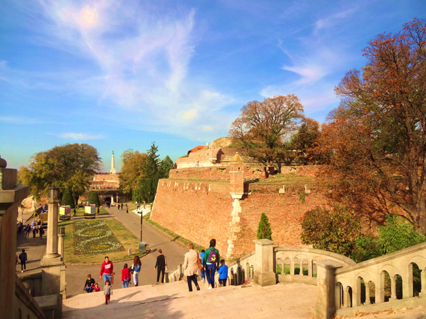 Вид на монумент "Победник" со стороны крепости 